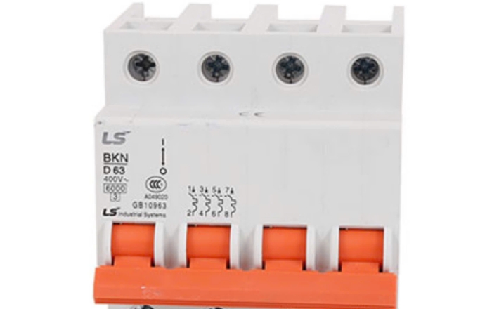 Thiết bị đ&oacute;ng cắt MCB BKN-4P